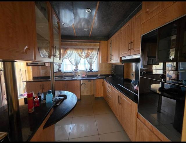 6 BEDROOM HOUSE FOR SALE IN GREENHILLS